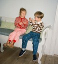 Flöss Cardigan   Strikk   Line   Blossom Rosa Berry   Flöss   3 år (98)   Cardigan Rød