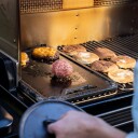 Traeger ModiFIRE Rev. Cast Iron Griddle Vendbar steketakke flat og rillet
