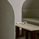 Audo Copenhagen Androgyne Loungebord sand/kunis breccia, mørkbeiset eikestativ