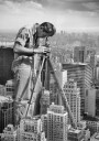Giant Man Surveys City Plakat / 100x150