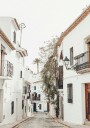 Charming Whitewashed Streetscape Plakat Plakat / 100x150cm