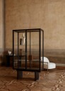 Gubi Private vitrineskap glass, brun-sortbeiset eik