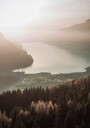 Misty Lake and Mountain View Plakat Plakat / 21x30cm