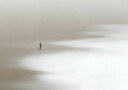 Lonely Man Walking the Beach Plakat Plakat / 100x150cm