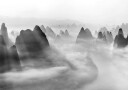 Light Rays Over Misty Peaks Plakat / 100x150
