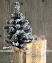 Juletre snøpyntet med striesekk