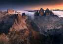 Majestic Peaks Above Clouds Plakat / 40x50