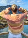 House Of Yarn IR 02-48a Hanami Genser Påfugl in Paris & Caness