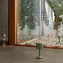 Houe Bærbar solcellelampe Luu Olive green