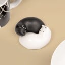 Kikkerland Purrfect salt  og pepperbøsser   svart og hvit   8,25 cm x 3,75 cm x 6,5 cm