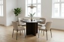 Edda spisegruppe rund 110 cm røkt eik med 4 Elsie spisestoler   Røkt eik/beige