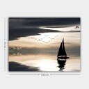 Lerretsbilde 70x100 cm Seilbåt glir over en speilblank overflate under en dramatisk himmel med fugler som flyr forbi Svart / Grå / Hvit