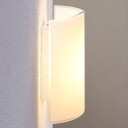 Lindby Halvrund LED-vegglampe Helmi med glasskjerm