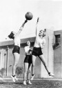 Women Playing Basketball Plakat Plakat / 50x70cm
