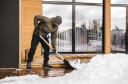 Fiskars X-Series Ergonomisk Snømåke 54,3 cm i Sort og Oransje