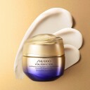 Shiseido Vital Perfection Oppstrammende Ansiktskrem 50 ml med Hyaluronsyre