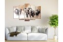 Stort lerretsbilde i 5 deler 105x70 cm Tre majestetiske elefanter i et tåkete savannemiljø Grå / Beige / Brun