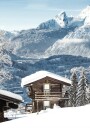 Quaint Snowy Cabin in Alpine Landscape Plakat Plakat / 30x40cm