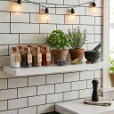 Vegghylle med metallbrakett – allsidig og stilig