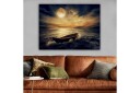 Lerretsbilde 70x100 cm En ensom båt glir over en speilblank innsjø under en stor lysende måne Mørk blå / Gyllen / Grå