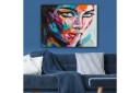 Lerretsbilde 70x100 cm Kvinne med et mystisk blikk som holder en finger mot leppene i en stille gest Blå / Rød / Oransje