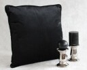 Fylt pyntepute i sort fløyel fra Borg