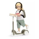 Dukke Lundby med sparkesykkel