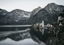 Serene Mountain Village Reflection Plakat Plakat / 100x150cm