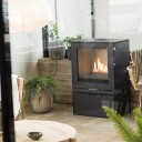 Q-TEE 2 svart frittstående biopeis uten sideglass- med glassdør
