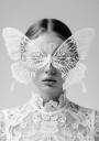 Lady in White with Butterfly Mask Plakat Plakat / 70x100cm