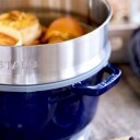 Staub La Cocotte støpejernsgryte 26 cm med dampinnsats, mørkeblå