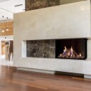 M-Design True Vision 1050CR svart gasspeis med glass på høyre hjørne