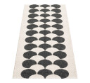 Pappelina Poppy matte sort vanilje 70x150 cm