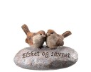 Gravpynt To brune fugler på stein med tekst