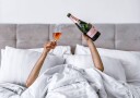 Champagne in Bed Plakat Plakat / 40x50cm