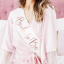 Hvit Bride To Be Ordensbånd med Rosegullfarget Tekst