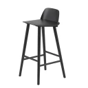 Muuto Nerd barstol 75 cMed fotstøtte i metall   Black