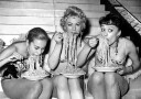 Women Eating Spaghetti Plakat Plakat / 70x100cm