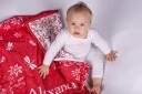Babyteppe med eng og navn. romantisk rød