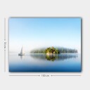 Lerretsbilde 70x100 cm Seilbåt glir over en speilblank innsjø med en tåkete øy i bakgrunnen Blå / Grønn / Hvit