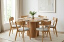 Juno spisegruppe 130 cm rund i eik med 6 Amelia spisestoler med sittepute   Eik/Beige