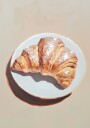 Sparkling Croissant on a Plate Plakat / 50x70