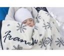 Babyteppe med snøfnugg og barnets navn. Farge ecru