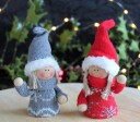 Julefigur pike laget i tre med røde klær