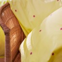 Juna JUNA sengetøy   100% økologisk bomull   Daisy gul med broderte blomster