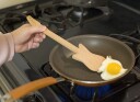 Kikkerland Rockin' Spatel i Tre - CU288 Kjøkken Gadget