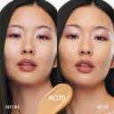 MAC Cosmetics Studio Radiance Serum Foundation NC20 30 ml - Fuktighetsgivende og Langvarig