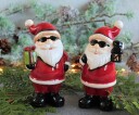 Julefigur Nisse med solbriller og fjøslykt