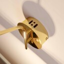 Lucande LED-vegglampe Hayley med hengende kuppel, gull