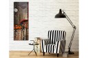 Lerretsbilde 30x80 cm Livlig byscene med folk som går under paraplyer i regnet Rød / Gul / Grå